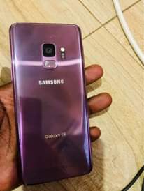 A picture of Samsung s9 Flicks on low brightness and works well on