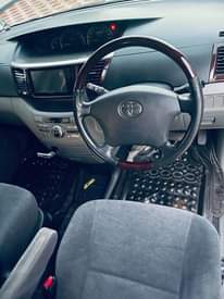 A picture of TOYOTA NOAH VOXY 2005