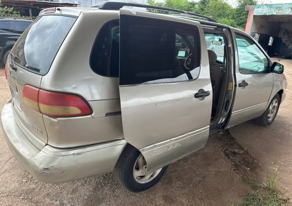A picture of Toyota sienna 09011850448