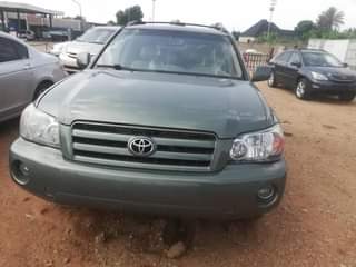 A picture of BELGIUM STANDARD 3 SEATER 2005 2006 MODEL AND TOYOTA HIGHLANDER