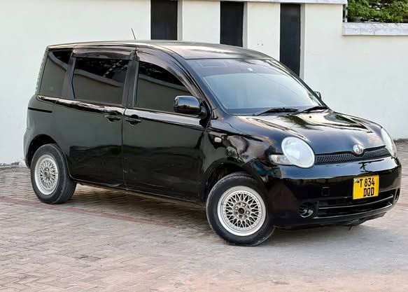 A picture of Toyota Sienta 0712188493