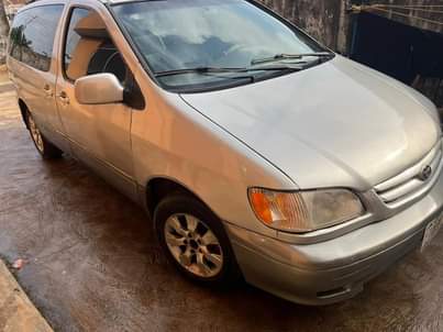 A picture of Toyota Sienna 03