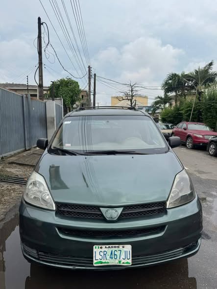 A picture of Toyota Sienna le 05 model