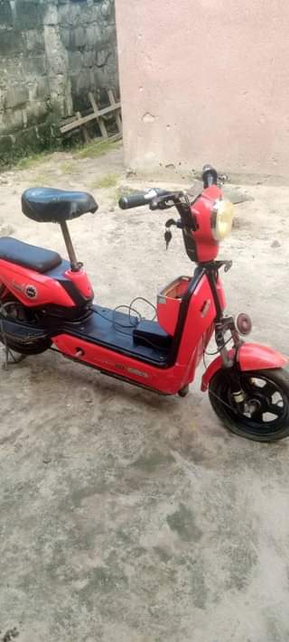 A picture of Electrical bike bado ipo ubovu wake matairi na betri nichek