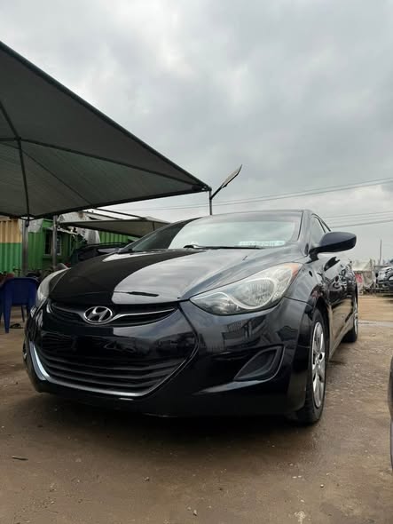 A picture of Hyundai Elantra 2012