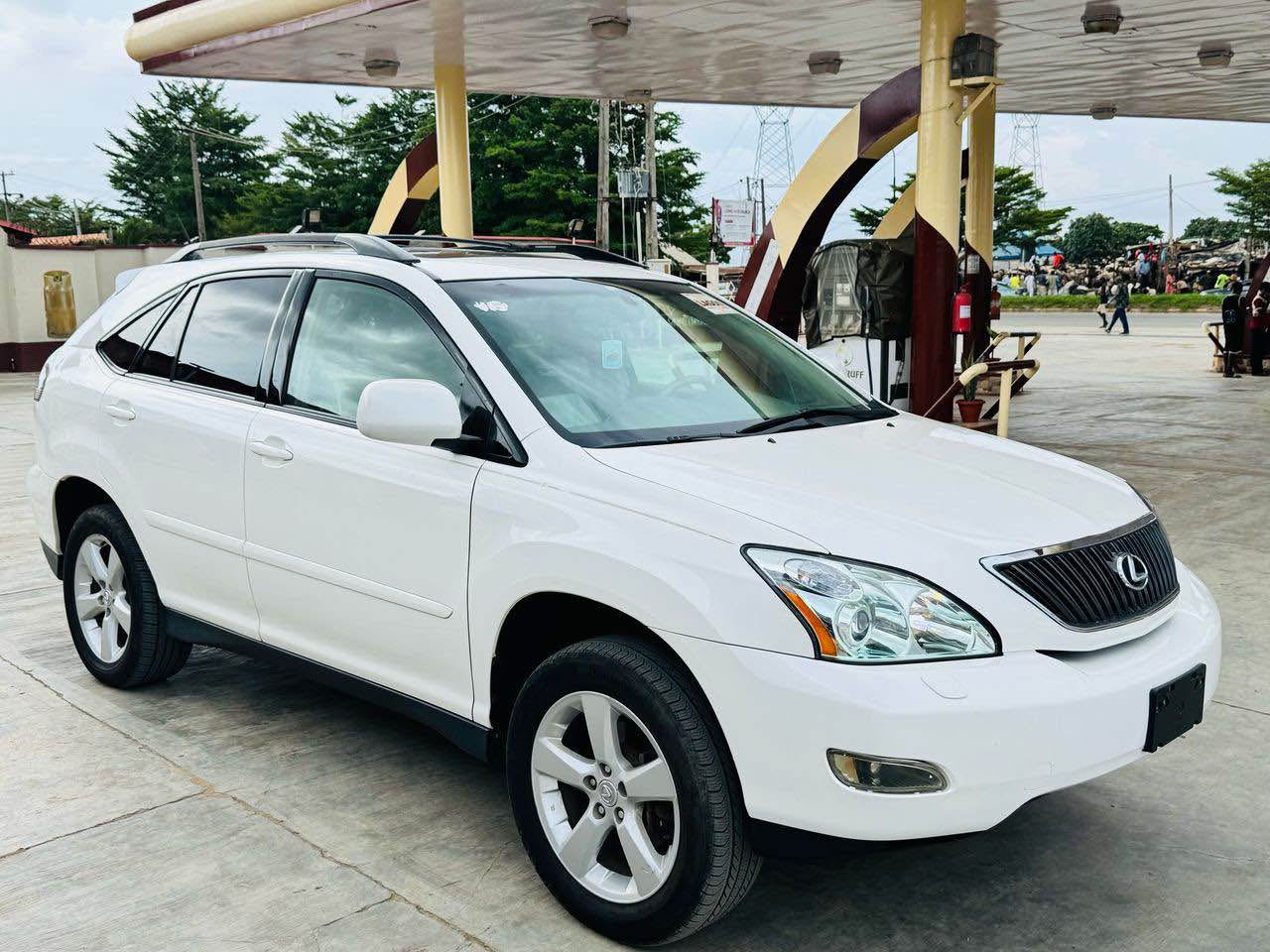 A picture of Extremely cleanLexus Rx330 2005 Model Total accident free Fullest option