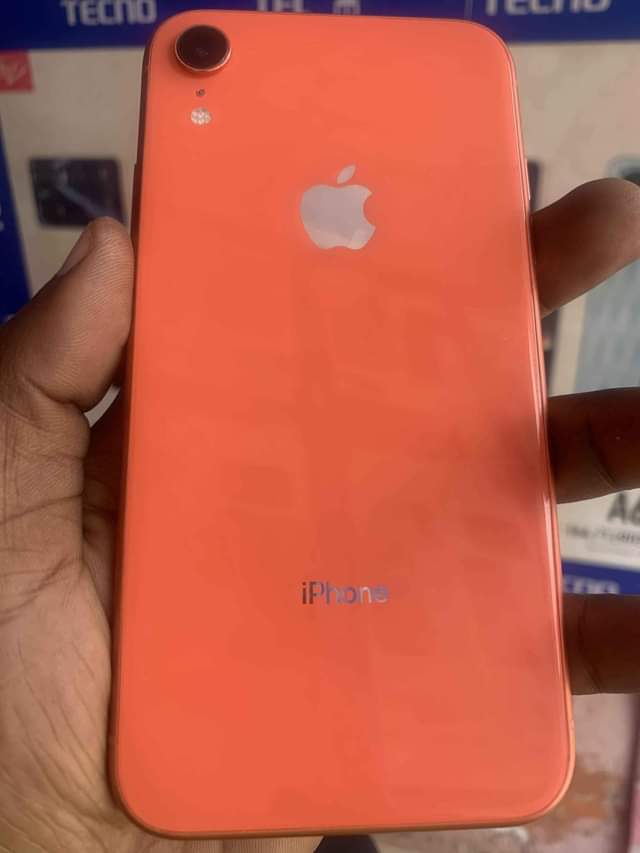 A picture of iPhone XR 64 GB Contact 0617 702 252 