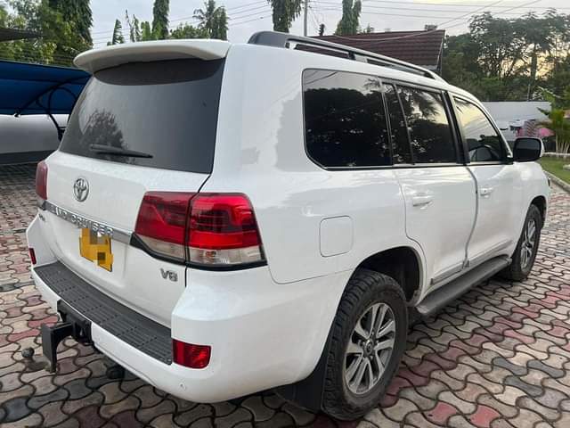 A picture of 2018 LANDCRUISER V8 200 SERIES TSHS 235M