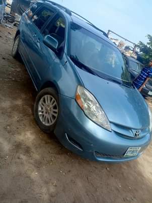 A picture of Toyota Sienna 08