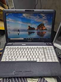A picture of Toshiba satellite core2duo mwenye anaweza kuwahi makumbusho stand aje na