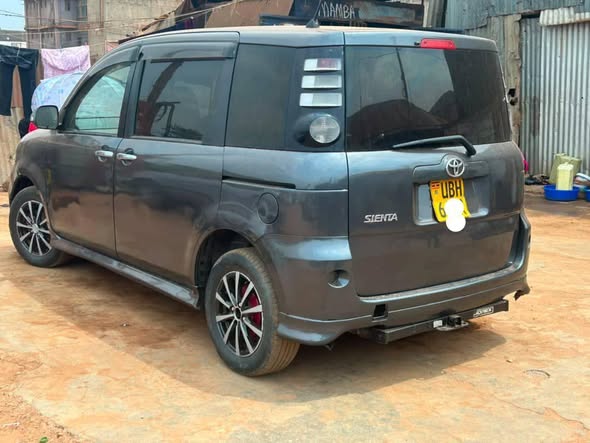 A picture of TOYOTA SIENTER