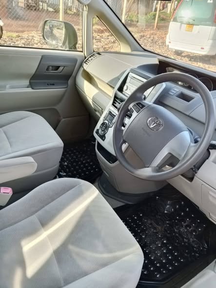 A picture of Toyota Noah