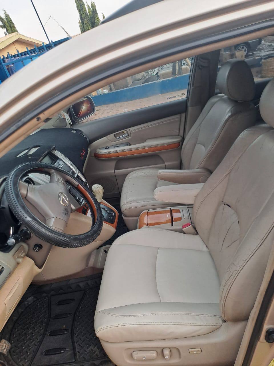 A picture of Lexus RX330