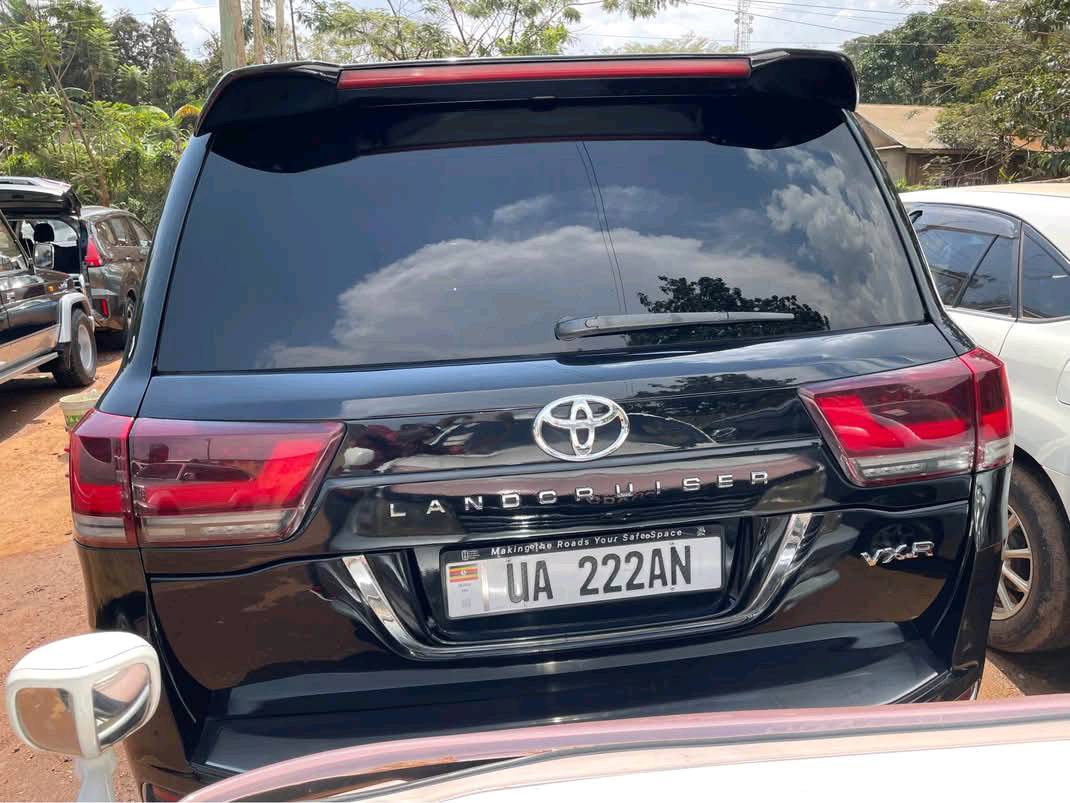 A picture of Land Cruiser V8 VX R 2015 facelifted diesel 175M