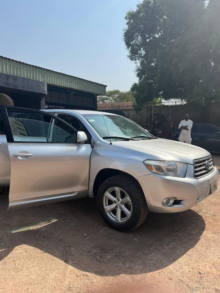 A picture of Dealer buy Toyota Highlander.