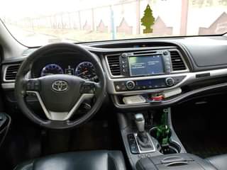 A picture of 4 months used Toyota Highlander 2016 Model