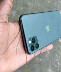 A picture of Iphone 11 pro max 256gb LITTLE CRACKED TZS 645 000