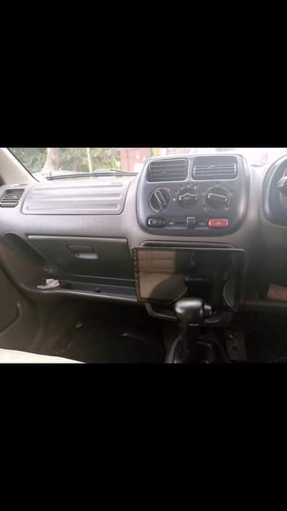 A picture of SUZUK SWIFT NZURII BEI 3 MIL kwa MWENYEWE Njoo na