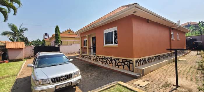 A picture of Najjera home on sale 290million 27decimals titled. Has banana plantation.