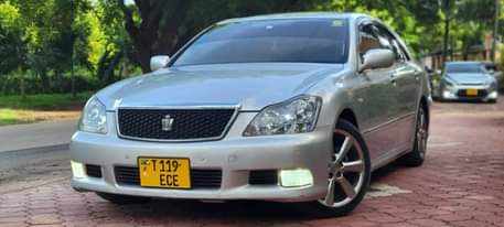 A picture of TOYOTA CROWN BEI...........17.8M