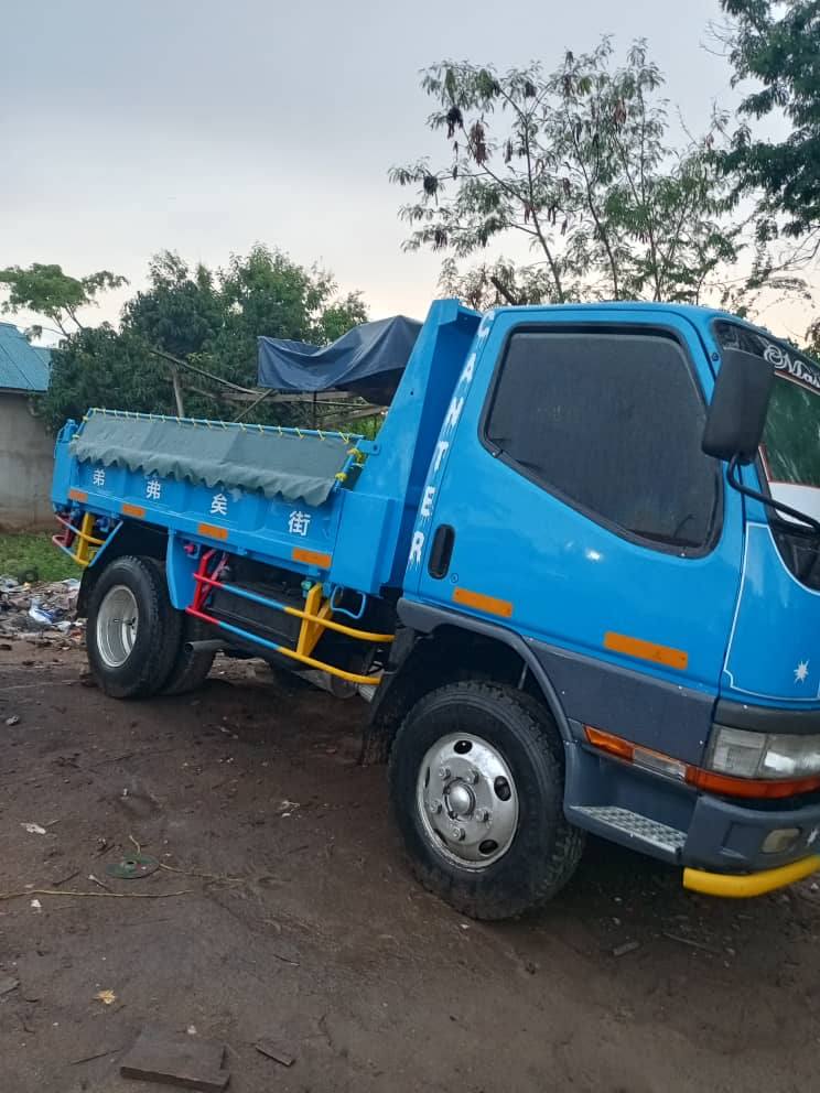 A picture of MITSUBISHI CANTER TIPPER 0688301574 Million 40 Year 2000 Colour Blue