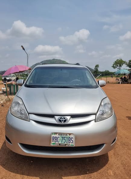 A picture of 2006 TOYOTA SIENNA
