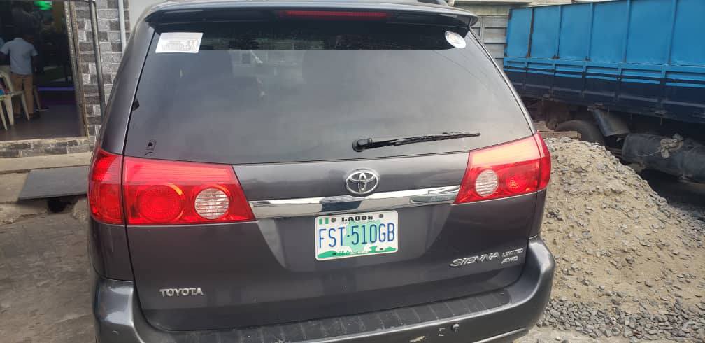A picture of Toyota Sienna 07