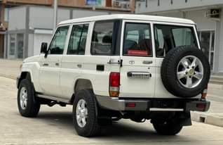 A picture of TOYOTA LANDCRUISER LX