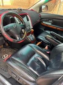 A picture of Lexus Rx330 black