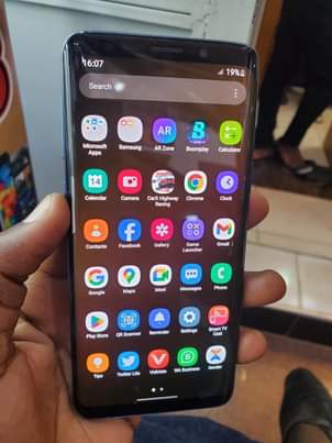 A picture of SAMSUNG GALAXY S9. CLEAN. NO CRACK. NO DOT