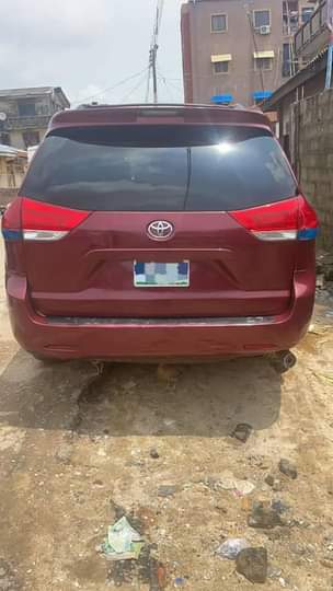 A picture of Toyota Sienna 2011