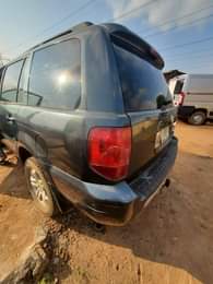 A picture of Honda Pilot 2003 Engine and gear are working perfectly Ac