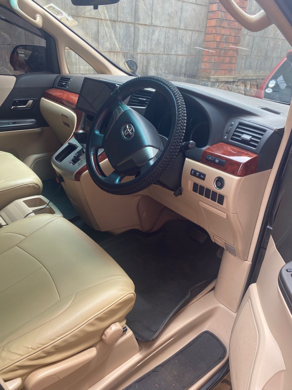 A picture of Toyota Alphard 2010 Model