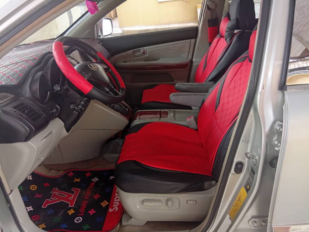 A picture of LEXUS RX330