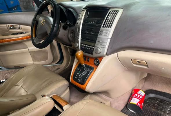 A picture of Lexus RX330 2006