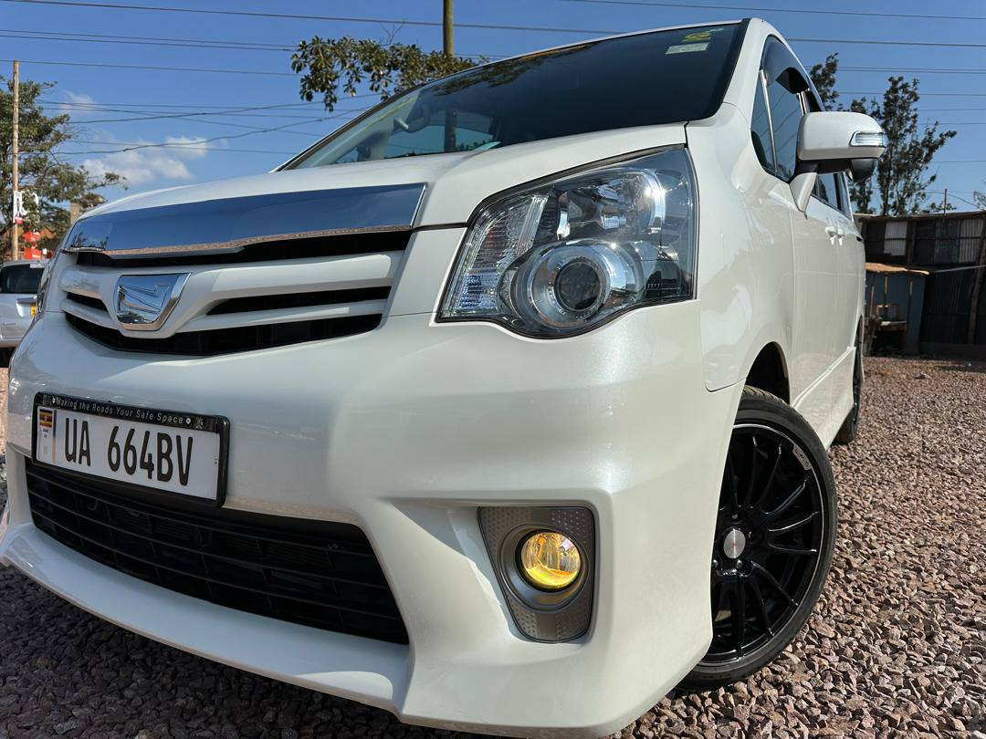 A picture of Toyota Noah new shape