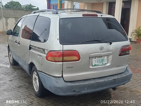 A picture of Awoof Toyota sienna 2000
