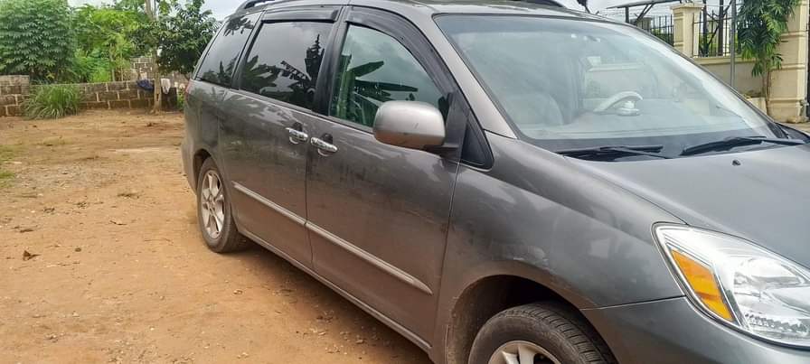 A picture of Toyota sienna 2004