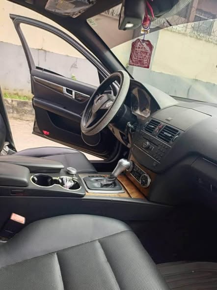 A picture of Mercedes Benz 2009 C350 4matic panoramic roof fullest options for