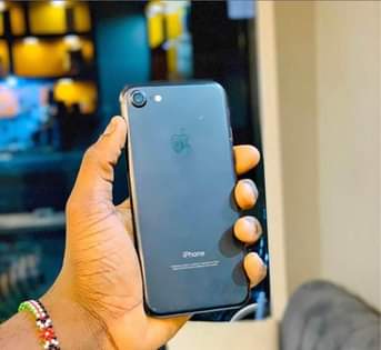 A picture of iPhone 7plain rangi black battery health 100 Haina shida yoyote