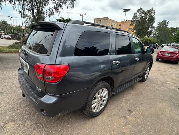 A picture of Toyota Sequoia 2008