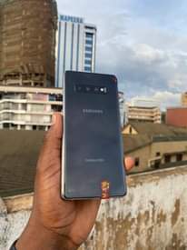 A picture of Samsung S10 plus