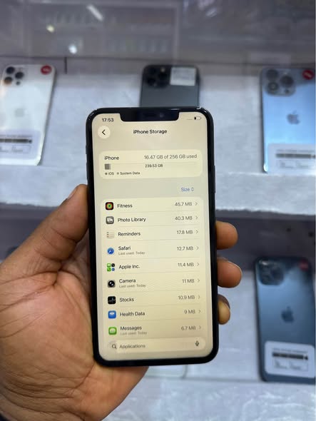 A picture of iPhone 11pro max 256gb