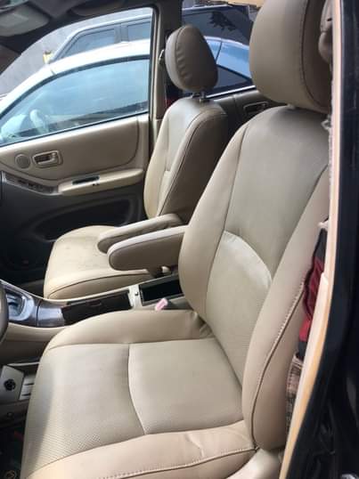 A picture of Registered toyota Highlander 05 model Well mainting vehicle Cleaning interior