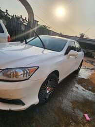 A picture of 2009 es350 for sale with glass roof All components in