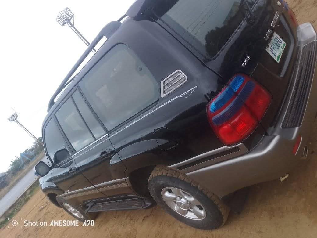 A picture of 2002 Toyota land cruiser