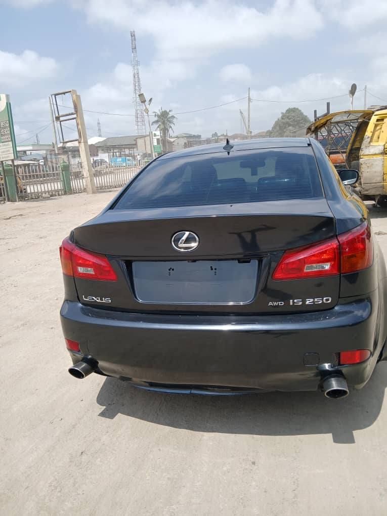 A picture of Lexus is250