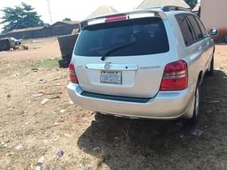A picture of Toyota Highlander in perfect condition buy and drive engine and