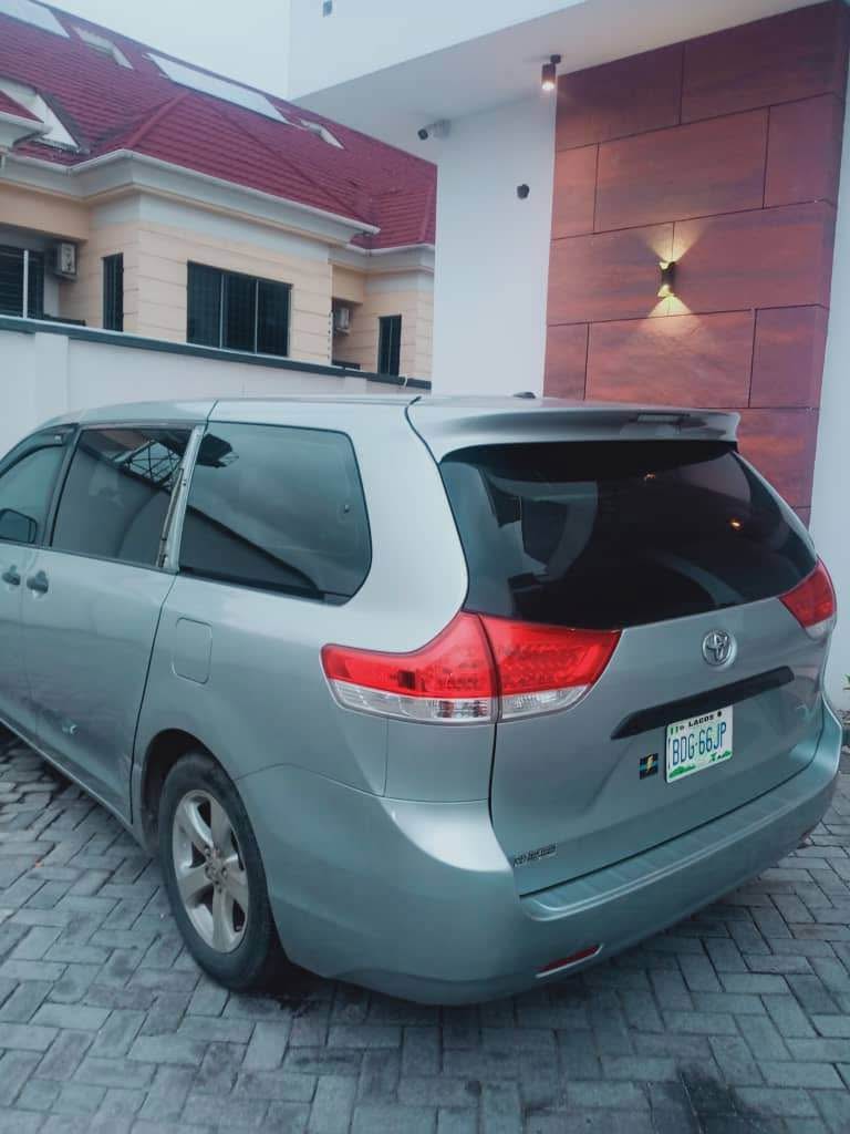 A picture of Toyota sienna 2012