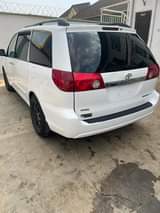 A picture of Toyota sienna 05 direct